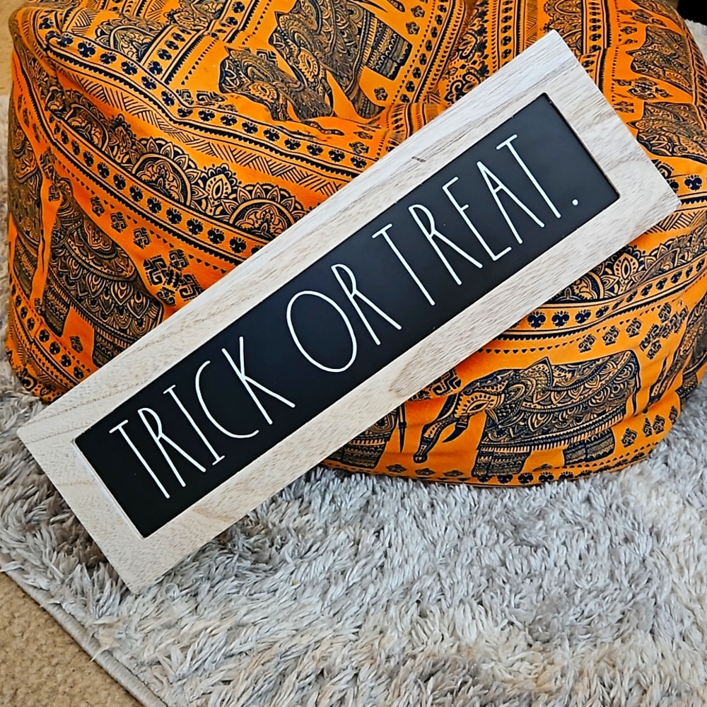Rea Dunn Trick or Treat sign - Picture 1 of 1